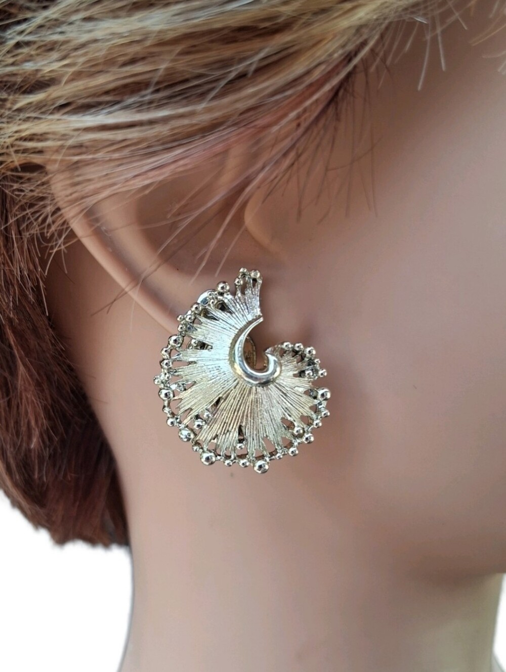 Vintage Lisner Champagne Gold Brushed Fan Shell Clip On Earrings